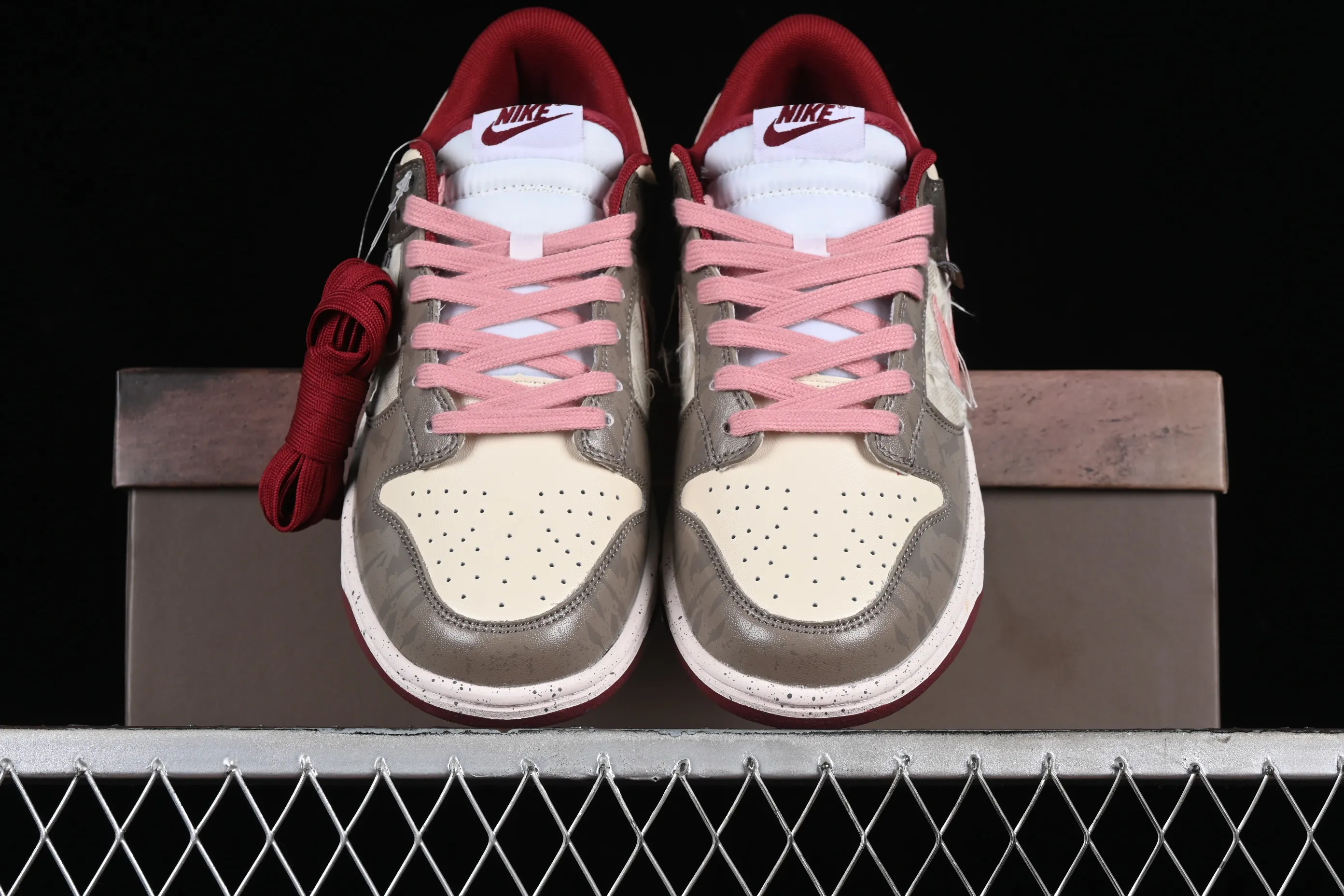All categories Nk SB Dunk series Nk SB Dunk Low low-top sneakers Nk Dunk Retro Panda Prank Pioneer Knight-Dust SB strap low-top casual sneakers DD1391-601